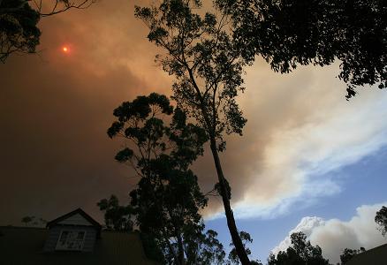 Dikke rook drijft over Healesville vanaf Kinglake, Victoria