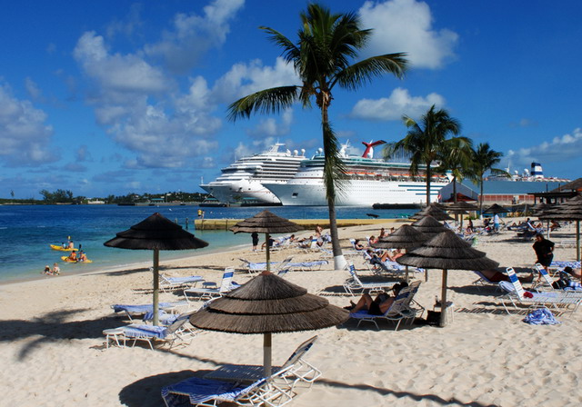 Dankzij het tropische klimaat en het natuurschoon is Nassau een populaire toeristische bestemming met een beroemd nachtleven.