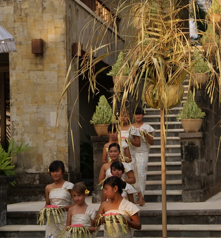 Acht Balinese bruidsmeisjes