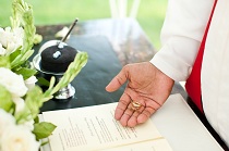 De geestelijke geeft de ringen tijdens de huwelijksceremonie op Bali