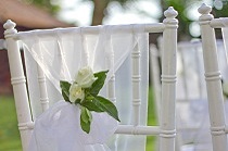 Op westerse manier versierde stoelen voor een bruiloft in Bali