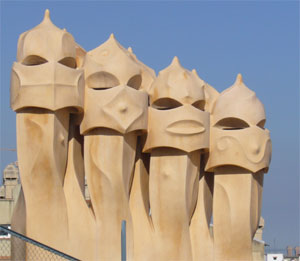 La Pedrera is een fantastisch, golvend appartementencomplex. Het is n van de meest typische werken van Gaud.