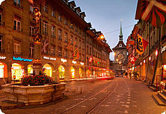 Het oude stadsgedeelte is vandaag een van de belangrijkste bezienswaardigheden van Bern. In de oude straten zijn er arcaden met vlaggen en bloembakken die een van de meest typische beelden van de stad vormen.
