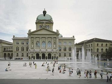 Het Bundeshaus, dat in Florentijnse renaisance stijl gebouwd is en waar de regering zetelt, bevindt zich op de Bundesplatz.
