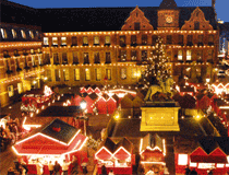 Bezoek één van de vele kerstmarkten in  Nederland, of ga naar Düsseldorf waar één van de grootste kerstmarkten in Europa wordt gehouden. De kerstmarkt in Düsseldorf ligt op ongeveer 110 kilometer verwijderd van Maastricht en is zeker een leuk uitstapje als je een vakantiepark in Limburg hebt geboekt.