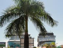 Meerdere cruiseschepen tegelijk aangemeerd op Sint Maarten, november 2009