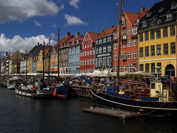 De hoofdstad van Denemarken, Kopenhagen, ligt aan de Oostkust van het eiland Seeland.