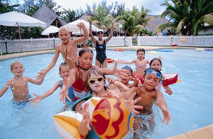 Jij heerlijk genieten van een ontspannen eenoudervakantie, terwijl je kinderen en hun nieuwe vriendjes de vakantie van hun leven hebben.