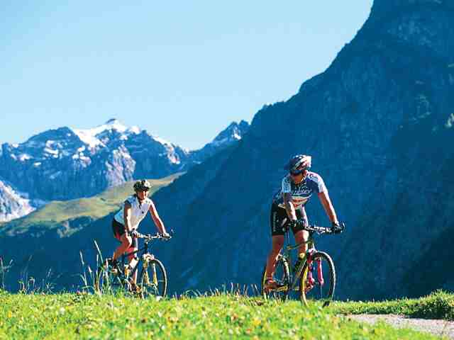 Praktische tips om u optimaal voor te bereiden op uw fietsvakantie. Met paklijst, advies voor op reis en veiligheidstips.