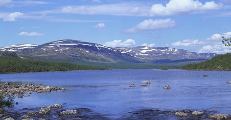 Finland wordt wel 'het land van de duizend meren' genoemd, in werkelijkheid zijn er ongeveer 188.000 meren. Het grootste meer is het Saimaameer. In het zuidoosten is het land bespikkeld met ontelbare meren en meertjes.