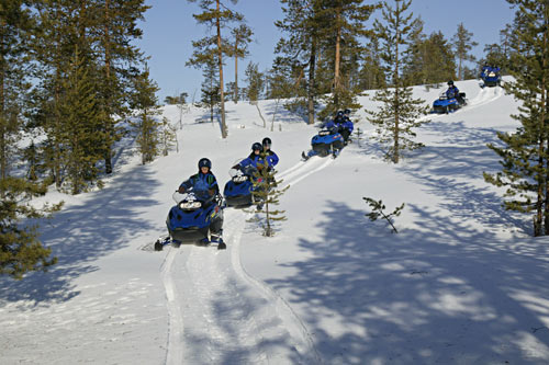 Je kunt in Lapland natuurlijk naar de Joulupukki (Kerstman) toe en sneeuwscootertochten maken.