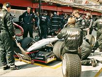 De pitstraat bij het team van McLaren, Spanje