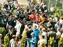 De pers en een aantal teams: Ferrari, Renault, Jaguar. Spanje, 2004