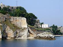 Corfu is het meest noordelijke eiland van de Ionische eilanden. Langs de kust treft u veel verschillende badplaatsen aan, van zeer rustig tot heel levendig.