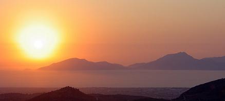 Tingaki sunset: Kos is ook een prima startpunt voor het combineren van verschillende eilanden in n vakantie; het zogenaamde eilandhoppen. Ieder eiland heeft zijn eigen sfeer, maar Griekse gastvrijheid hebben ze gemeen. Vanuit Kos zijn onder andere de eilanden Kalymnos, bekend om de sponzenduikers, Nyssiros, het vulkaaneiland, dat vroeger vastzat aan Kos, Leros en Patmos, maar ook Rhodos eenvoudig te bereiken per boot.