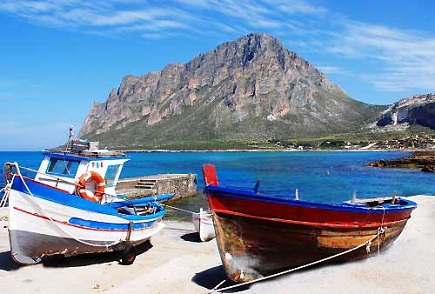 Voor een vakantie naar Itali kunt u ook afreizen naar n van de eilanden Sicili, Sardini, Elba of n van de andere kleinere eilanden in de Middellandse Zee, die tot Itali behoren. Ook hier genieten bezoekers van mooi weer, een rijke cultuur, indrukwekkende natuur en ongerepte baaien en stranden. Zelfs die onvervalste Italiaanse sfeer en overheerlijke gerechten uit de befaamde Italiaanse keuken zijn hier volop, soms zelfs alleen maar meer, aanwezig.