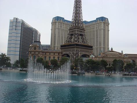 Hotel Bally's is gelegen in het centrum van de Strip, naast hotel Paris en tegenover hotel Bellagio.