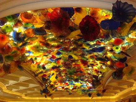 In de lobby van het Bellagio hangt aan het plafond over een oppervlak van 190 m� een indrukwekkende compositie van meer dan 2000 handgeblazen glazen bloemen, Dale Chihuly's Fiori di Como genaamd.