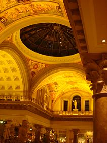 Het oude Romeinse rijk maar dan in Vegas stijl! Caesars Palace is een van de eerste hotels die gebruik maakte van de later door velen gekopieerde buitenluchtplafonds. De plafonds zijn voorzien van ingenieuze schilderingen en lichteffecten, waardoor het lijkt alsof je wisselend onder een blauwe lucht en dan weer in de schemering loopt.