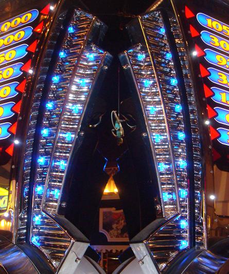 Het casino van Circus Circus, met slotkasten en op de achtergrond een acrobaat die hoog in de lucht zweeft.