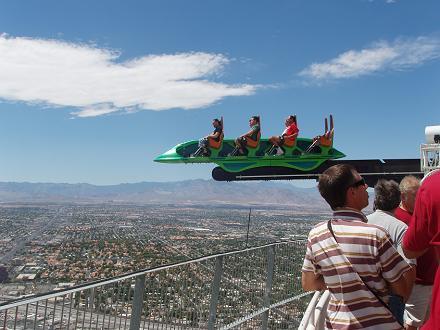 Bij X-Scream maak je een ritje over de rand van de Stratosphere Tower en kijk je lekker naar beneden.