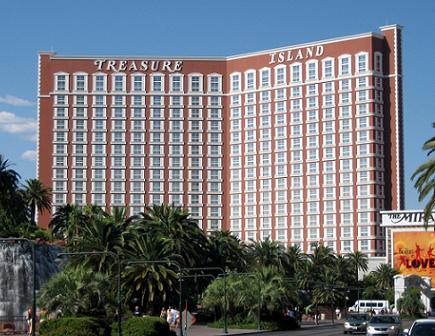 Treasure Island heeft 2.885 prachtige kamers en suites met een adembenemend uitzicht op de Las Vegas Strip door de grote ramen die van de vloer tot het plafond lopen.
