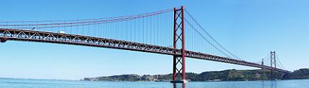 Een brug in Lissabon, vergelijkbaar met de Golden Gate Bridge in San Fransisco, alleen langer.