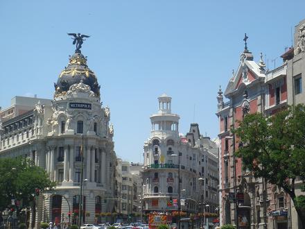 Aan het begin van de Gran Via, net als de Calle de Alcalá een van de 18e eeuwse boulevards van Madrid, staat het Metropolis-gebouw uit 1911, met een zuilengalerij met baroksculpturen aan de voorzijde. Boven op de koepel staat een bronzen, gevleugeld overwinningssymbool.
