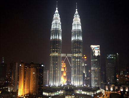 De Petronas Twin Towers zijn een torencomplex in Kuala Lumpur, Maleisi. Het is momenteel het op vier na hoogste gebouw ter wereld.