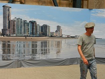 Een klein gedeelte van Panorama Walcheren met de kunstenaar op de voorgrond