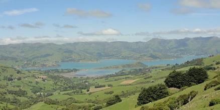 Nieuw-Zeeland is een prachtig land om heen te gaan met een groepsreis! Hier een foto van Akaroa Harbour, vlakbij Christchurch op het zuidereiland van Nieuw-Zeeland.