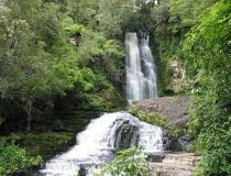 De mooie grote McLean watervallen bij het meest zuidoostelijke gedeelte van het Zuidereiland, de Catlins, een van de schilderachtigste plekken van Nieuw-Zeeland