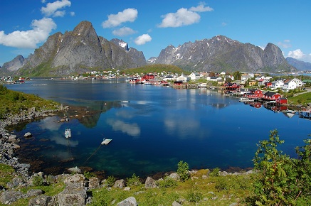 Een reis naar de Lofoten brengt u naar de allermooiste natuurgebieden ter wereld met bijzondere kusten, uitgestrekte hoogvlaktes, grillige rotsformaties en dichte bossen.