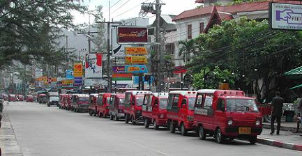 Inmiddels kun op Phuket ook naar de McDonald's, KFC, de Pizza Hut en Starbucks. Het beroemde strand van Patong heeft opmerkelijk veel weg van het Spaanse Salou. Kijk hier niet op van reclames en neonlichten, schaarsgeklede meisjes en ladyboys, want dit is d plek waar veelal westerse mannen hun lusten komen botvieren.