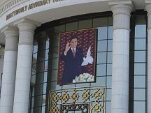 Overal zie je de standbeelden van Turkmenbashy en de niet te missen afbeeldingen van de huidige president Gurbanguly Berdimuhammedov, de gekozen opvolger van Turkmenbashy.