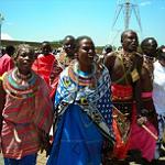 Masai vrouw die kunst verkoopt
