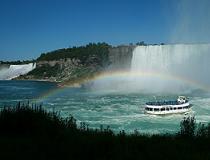 De Niagarawatervallen behoren tot de grootste en bekendste watervallen ter wereld. De waterval bestaat uit drie delen: de Horseshoe Falls, de American Falls en de Bridal Veil Falls. Ze liggen op de grens tussen de Verenigde Staten en Canada tussen de gelijknamige steden Niagara Falls in de Amerikaanse staat New York en Niagara Falls in de Canadese provincie Ontario. De steden zijn verbonden door de Rainbow Bridge, een brug over de rivier de Niagara.