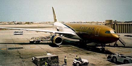 Vlucht naar Bahrein in 2005 met Gulf Air. Gulf Air is de nationale luchtvaartmaatschappij van Bahrein en Oman. Het voert vluchten uit op Afrika, Azi, Australi, Europa, het Midden-Oosten en de Verenigde Staten. Gulf Air is ook de hoofdsponsor van de Formule 1-race in Bahrein.