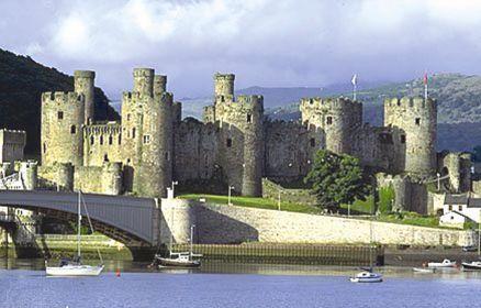 Conwy is een plaats in het Welsh graafschap Conwy. Het beeldbepalende Conwy Castle kasteel en de stadsmuren zijn tussen 1283 en 1289 gebouwd op instructie van Eduard I van Engeland.