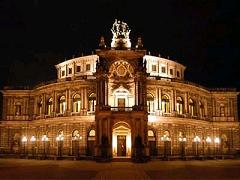 Wenen is een stad waar theater en opera min of meer ondergeschikt zijn aan de geschiedenis van de klassieke muziek. Desondanks worden er vele voorstellingen in vele theaters en operahuizen waaronder in het bekende Staatsoper.
