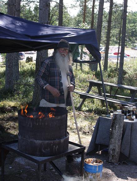 De gids bereid een heerlijke maaltijd van worstjes op de barbeque