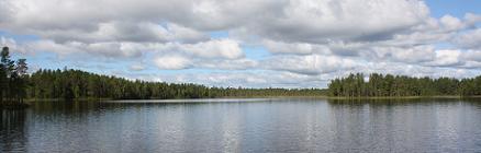 Het Rädsjön-meer, waar gekanood en gevist kan worden